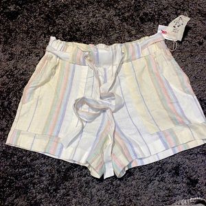 Casual linen shorts with tie